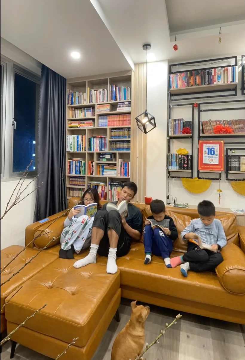 Gia đình cùng đọc sách trong phòng khách
