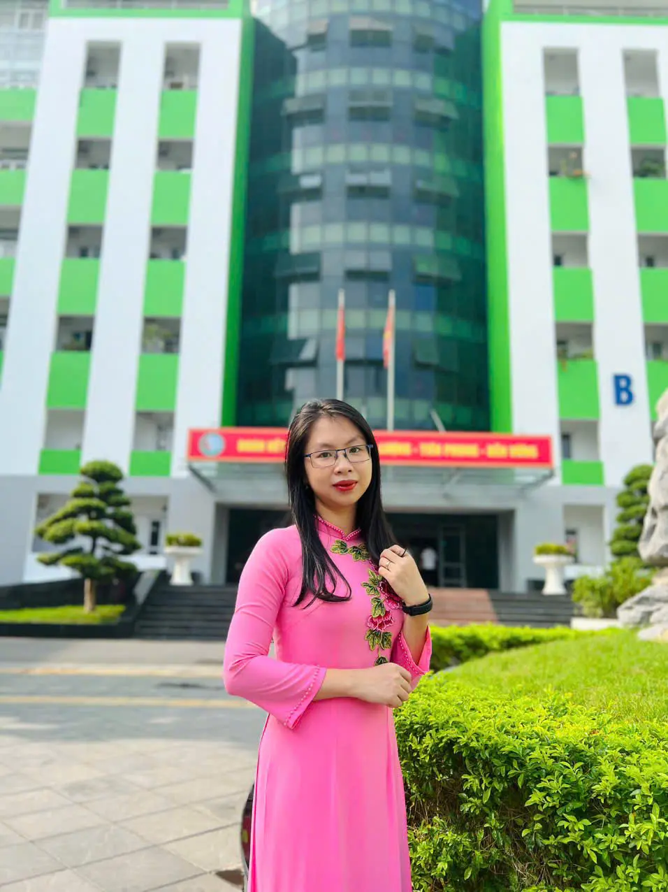 Emma trong tà áo dài tại trường đại học